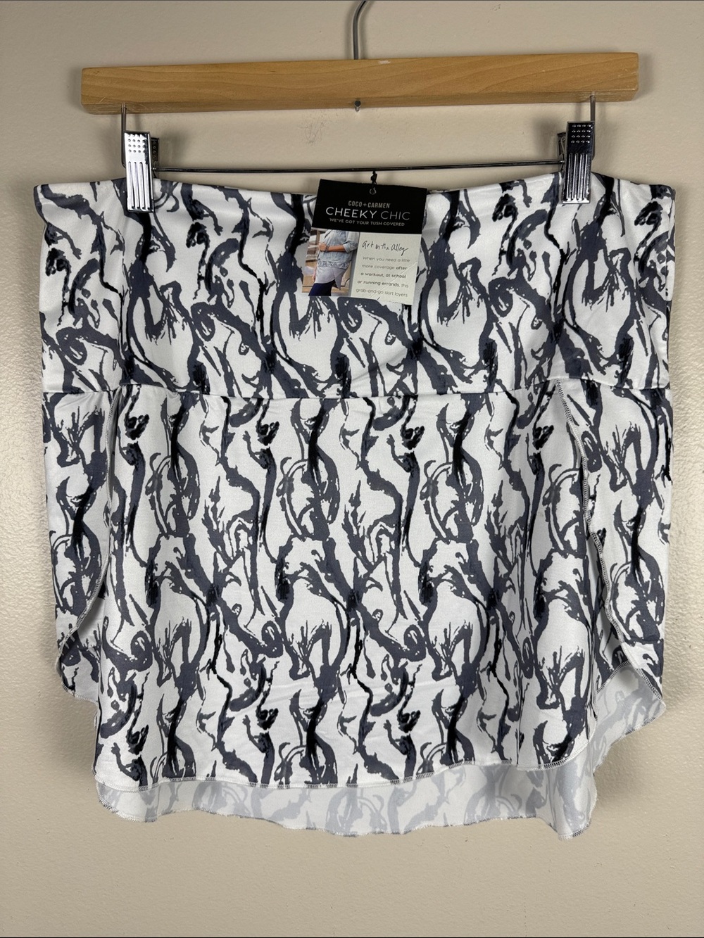 Coco + Carmen White and Black Printed Mini Skirt. L/XL New